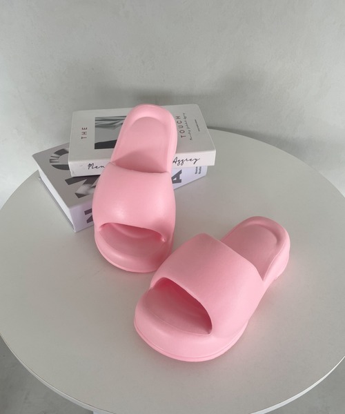 CLEA(クレア)の「ボリュームパフィー厚底サンダル(サンダル・レディース・ライラック/ブラック/ピンク/ホワイト/ライトグリーン・24.5cm/23.5cm)」の5枚目の写真