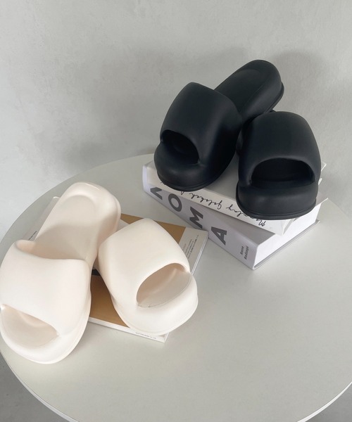 CLEA(クレア)の「ボリュームパフィー厚底サンダル(サンダル・レディース・ライラック/ブラック/ピンク/ホワイト/ライトグリーン・24.5cm/23.5cm)」の2枚目の写真