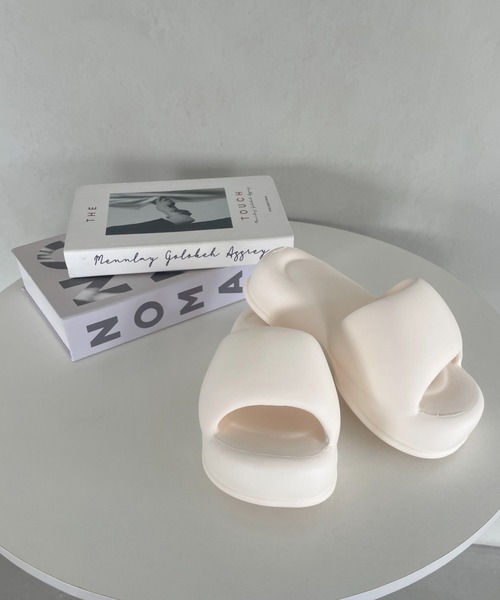 CLEA(クレア)の「ボリュームパフィー厚底サンダル(サンダル・レディース・ライラック/ブラック/ピンク/ホワイト/ライトグリーン・24.5cm/23.5cm)」の6枚目の写真