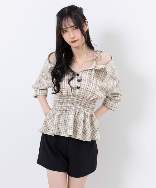 DearMyLoveMillor(ディアマイラブミラー)の「抜き襟ペプラムシャツ(シャツ/ブラウス・レディース・ベージュ・LARGE/MEDIUM/XX-LARGE/X-LARGE)」の6枚目の写真
