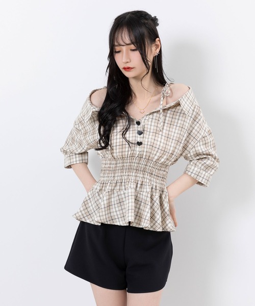 DearMyLoveMillor(ディアマイラブミラー)の「抜き襟ペプラムシャツ(シャツ/ブラウス・レディース・ベージュ・LARGE/MEDIUM/XX-LARGE/X-LARGE)」の8枚目の写真