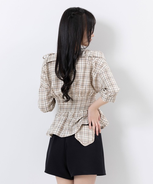 DearMyLoveMillor(ディアマイラブミラー)の「抜き襟ペプラムシャツ(シャツ/ブラウス・レディース・ベージュ・LARGE/MEDIUM/XX-LARGE/X-LARGE)」の10枚目の写真