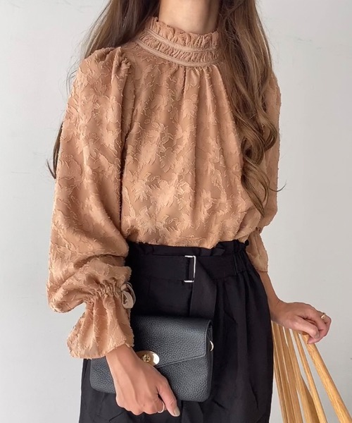 FILLOU（FILLOU）の「フリルカラーフラワージャガードブラウス（シャツ/ブラウス・レディース・ブラック/ベージュ/クリーム・LARGE/X-LARGE/MEDIUM）」の6枚目の写真