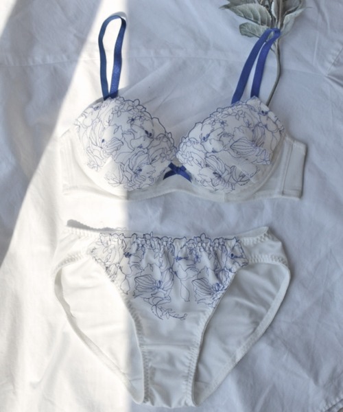 AMPHI（アンフィ）の「【まる胸メイク】ブラ&ショーツセット（ブラ&ショーツ・レディース・ホワイト×ブルー/クリアレッド/ベージュ・B65/C65/C70/C75/D65/D70/D75/E65/E70/E75/B70/B75）」の4枚目の写真