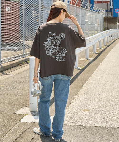 CONVERSE（コンバース）の「CONVERSE/コンバース Watanabe Yui デザイン イラストバックプリント ワンポイント刺繍 ヴィンテージライク オーバーサイズ半袖Tシャツ（Tシャツ/カットソー・レディース・オフホワイト/ブラック系/スミクロ/ホワイト系・M）」の17枚目の写真