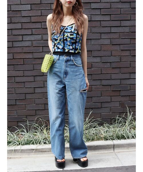 EVRIS(エヴリス)の「ビジューカッティングデニムパンツ(デニムパンツ・レディース・ブルー/ブラック・SMALL/MEDIUM)」の10枚目の写真