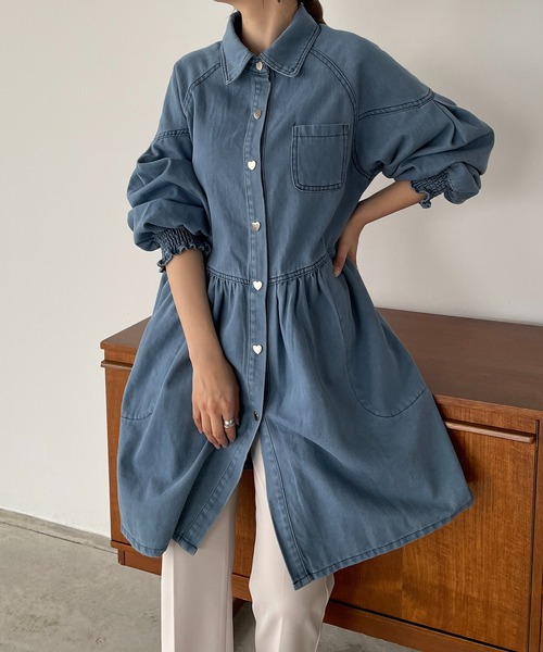 antic rag(アンティックラグ)の「ハートボタンペプラムデニムシャツ(シャツ/ブラウス・レディース・ブルー/ライトブルー/ブラック・FREE)」の3枚目の写真