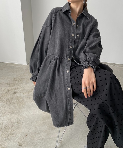 antic rag(アンティックラグ)の「ハートボタンペプラムデニムシャツ(シャツ/ブラウス・レディース・ブルー/ライトブルー/ブラック・FREE)」の1枚目の写真