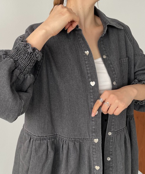 antic rag(アンティックラグ)の「ハートボタンペプラムデニムシャツ(シャツ/ブラウス・レディース・ブルー/ライトブルー/ブラック・FREE)」の14枚目の写真