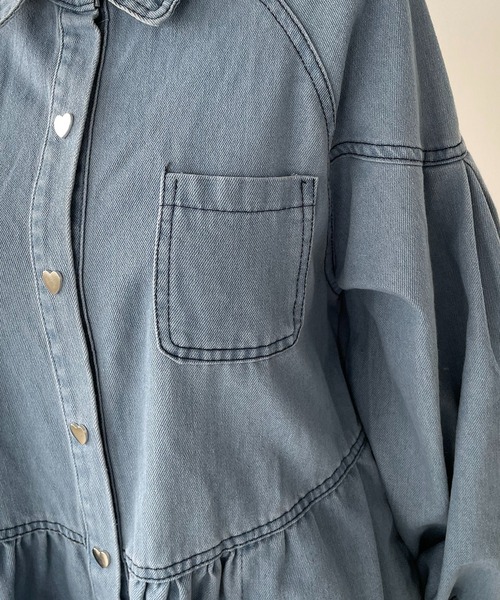 antic rag(アンティックラグ)の「ハートボタンペプラムデニムシャツ(シャツ/ブラウス・レディース・ブルー/ライトブルー/ブラック・FREE)」の9枚目の写真