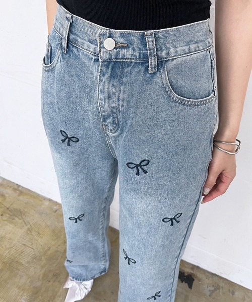 Jewelobe(ジュエローブ)の「リボン刺繍ルーズフィットデニムパンツ(デニムパンツ・レディース・ブルー/ブラック・FREE)」の2枚目の写真