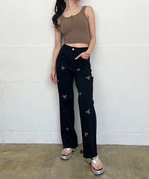 Jewelobe(ジュエローブ)の「リボン刺繍ルーズフィットデニムパンツ(デニムパンツ・レディース・ブルー/ブラック・FREE)」の5枚目の写真