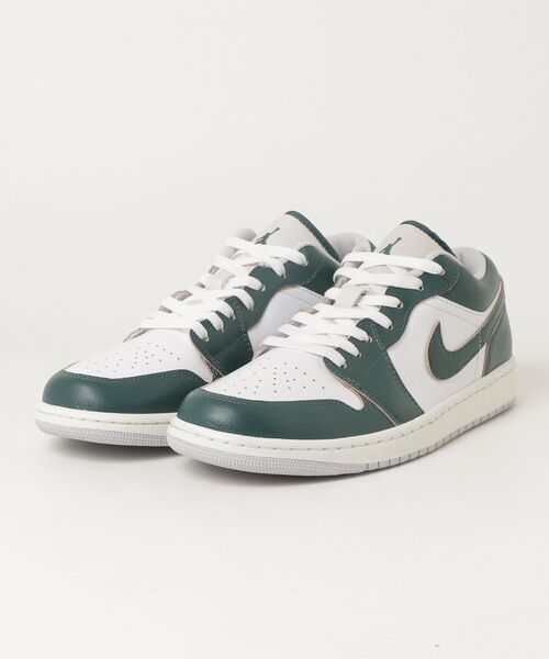 JORDAN BRAND(ジョーダンブランド)の「AIR JORDAN 1 LOW SE(スニーカー・メンズ・ホワイト×グリーン・28.5cm/29.0cm)」の1枚目の写真