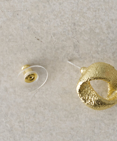 Actually（アクチュアリー）の「ゴールドピアス　サークル（ピアス（両耳用）・レディース・ゴールド・0）」の4枚目の写真