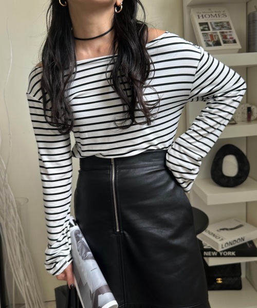 ULEULA（ウルア）の「ボーダーロングスリーブカットソー/オフショルカットソー（Tシャツ/カットソー・レディース・ホワイト・FREE）」の2枚目の写真