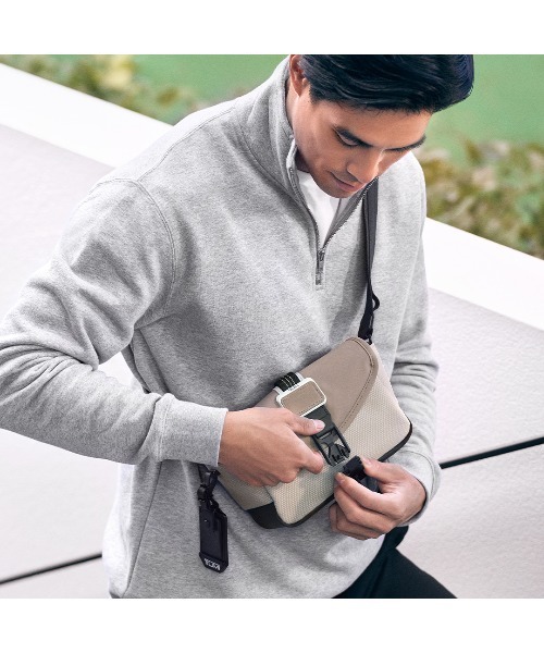 TUMI（トゥミ）の「ALPHA BRAVO 「コンパス」クロスボディ（ショルダー