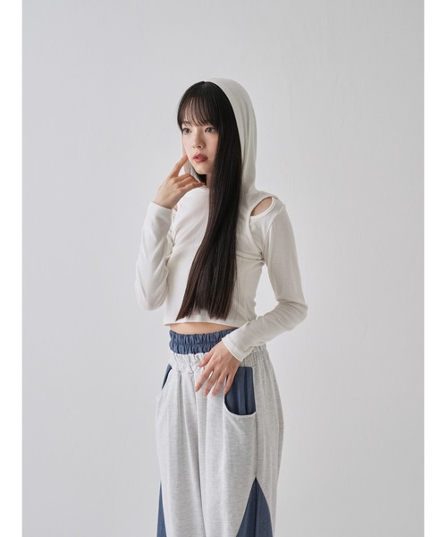 Uenui(ウニュイ)の「アームホール カットアウトデザイン フーディー カットソー(Tシャツ/カットソー・レディース・カーキ/ブラック/ホワイト/ピンク・FREE)」の6枚目の写真