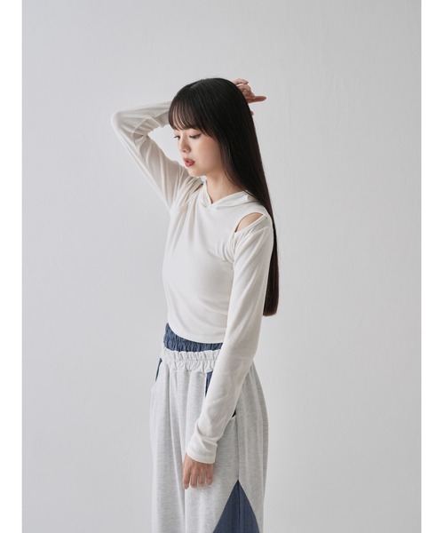 Uenui(ウニュイ)の「アームホール カットアウトデザイン フーディー カットソー(Tシャツ/カットソー・レディース・カーキ/ブラック/ホワイト/ピンク・FREE)」の7枚目の写真