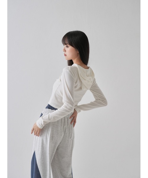 Uenui(ウニュイ)の「アームホール カットアウトデザイン フーディー カットソー(Tシャツ/カットソー・レディース・カーキ/ブラック/ホワイト/ピンク・FREE)」の8枚目の写真