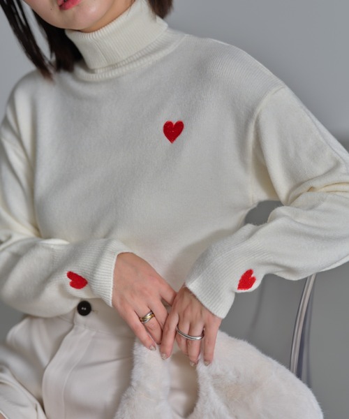 deux amour（ドゥーザムール）の「ハート刺繍タートルネックプルオーバー（ニット/セーター・レディース・ホワイト/ブラック/レッド/イエロー/ブルー・FREE）」の6枚目の写真