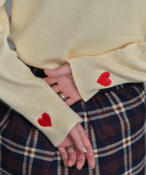 ハート刺繍タートルネックプルオーバー（ニット/セーター）｜deux