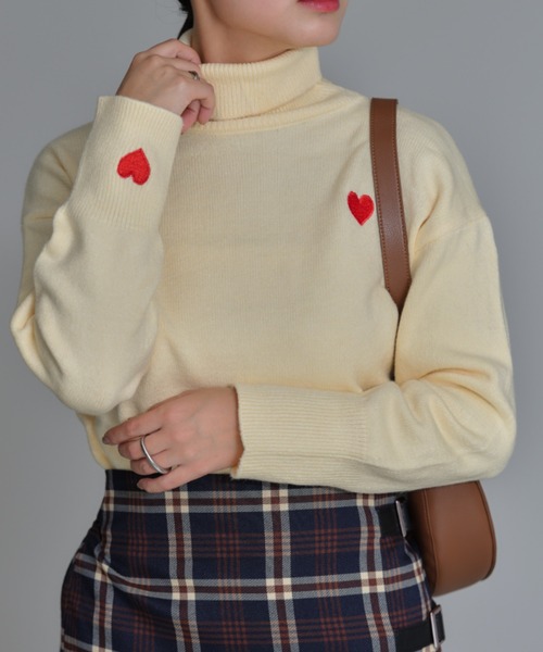 deux amour（ドゥーザムール）の「ハート刺繍タートルネックプルオーバー（ニット/セーター・レディース・ホワイト/ブラック/レッド/イエロー/ブルー・FREE）」の15枚目の写真
