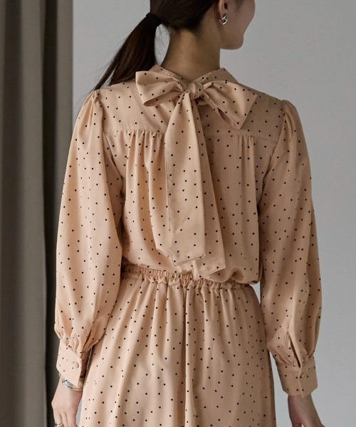 PREFERIR(プレフェリール)の「ドットプリント 2WAYボータイブラウス(シャツ/ブラウス・レディース・ベージュ/ブラック・SMALL/MEDIUM/LARGE)」の2枚目の写真