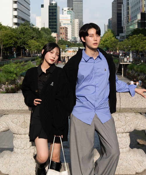 ALAND（エーランド）の「【UNISEX】ALAND／Aロゴ ケーブルニットカーディガン（カーディガン/ボレロ・レディース・ブラック/ホワイト/ネイビー・MEDIUM/LARGE）」の5枚目の写真