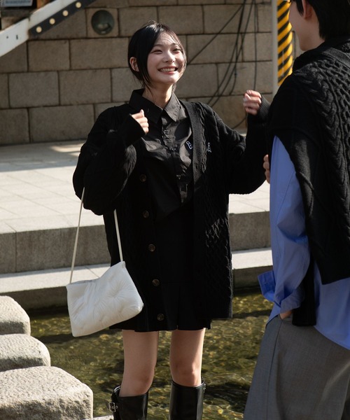 ALAND（エーランド）の「【UNISEX】ALAND／Aロゴ ケーブルニットカーディガン（カーディガン/ボレロ・レディース・ブラック/ホワイト/ネイビー・MEDIUM/LARGE）」の7枚目の写真