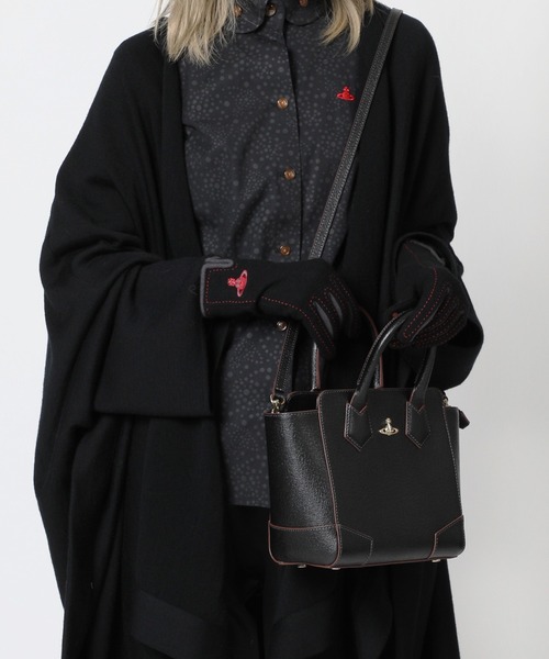 Vivienne Westwood ACCESSORIES(ヴィヴィアンウエストウッドアクセサリー)の「パタゴニアエコウール スリット手袋【249156 335L】(手袋・レディース・ブラック/グレー系その他/ネイビー/レッド・FREE)」の8枚目の写真