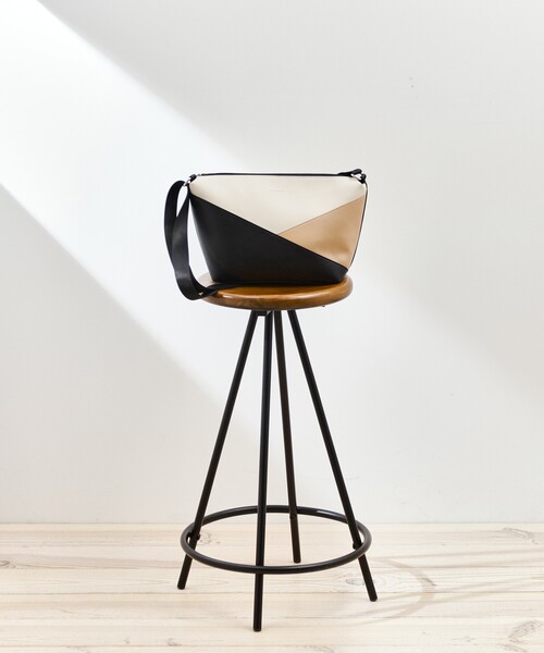 THE SHOP TK （ザ ショップ ティーケー ）の「【新色追加】パネルラインショルダー（ショルダーバッグ・メンズ・ブラック系9/ブラック系8/ベージュ系9・00）」の6枚目の写真