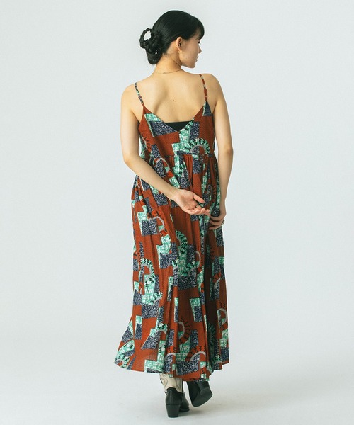 ROSE BUD（ローズバッド）の「(mag.by c)PRINT CAMI DRESS（ワンピース・レディース・ブラウン/ブルー・ONE SIZE）」の13枚目の写真