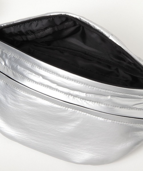 LAKOLE（ラコレ）の「シャイニーライトボディバッグ / 288664（ボディバッグ/ウエストポーチ・レディース・ブラック/シルバー・FREE）」の6枚目の写真