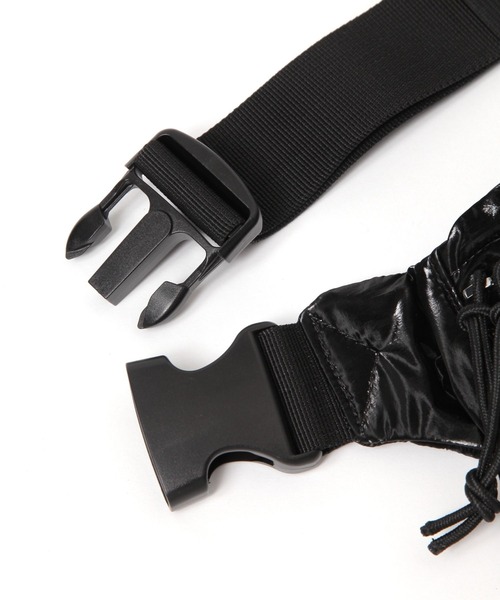 LAKOLE（ラコレ）の「シャイニーライトボディバッグ / 288664（ボディバッグ/ウエストポーチ・レディース・ブラック/シルバー・FREE）」の9枚目の写真