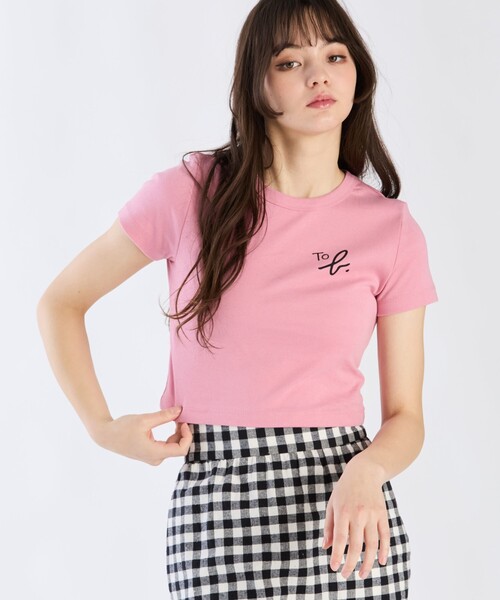 To b. by agnes b.(トゥービーバイアニエスベー)の「"To b."ロゴ コットン 半袖 クロップド Tシャツ(Tシャツ/カットソー・レディース・ピンク・40/38)」の1枚目の写真