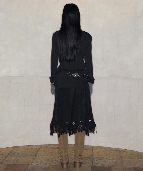 NOT KNOWING(ノットノーイング)の「【NOT KNOWING】STUD V-NECK RUFFLE TOP / 【ノットノーイング】スタッズVネックラッフル長袖Tシャツ(Tシャツ/カットソー・レディース・ホワイト/ブラック・ONE SIZE)」の12枚目の写真