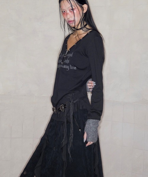 NOT KNOWING(ノットノーイング)の「【NOT KNOWING】STUD V-NECK RUFFLE TOP / 【ノットノーイング】スタッズVネックラッフル長袖Tシャツ(Tシャツ/カットソー・レディース・ホワイト/ブラック・ONE SIZE)」の9枚目の写真