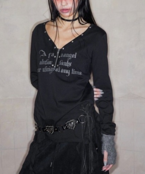 NOT KNOWING(ノットノーイング)の「【NOT KNOWING】STUD V-NECK RUFFLE TOP / 【ノットノーイング】スタッズVネックラッフル長袖Tシャツ(Tシャツ/カットソー・レディース・ホワイト/ブラック・ONE SIZE)」の7枚目の写真