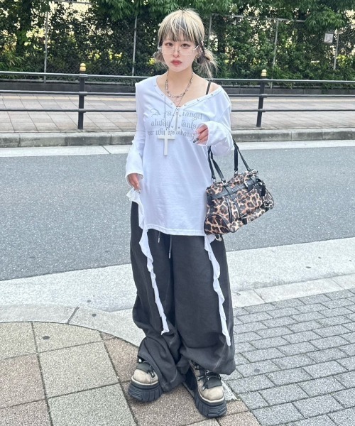Tシャツ・カットソー NOT KNOWING Stud VNeck Ruffle Top BLACK NOT KNOWING】STUD V-NECK RUFFLE TOP（Tシャツ/カットソー
