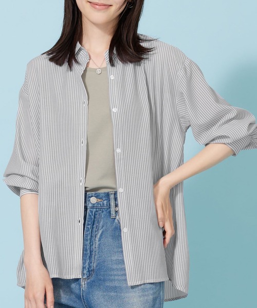BELLUNA PLUS(ベルーナ)の「シアーストライプ素材ベーシックシャツ(シャツ/ブラウス・レディース・ネイビー系/グレー/ブルー・LARGE/MEDIUM/X-LARGE)」の1枚目の写真