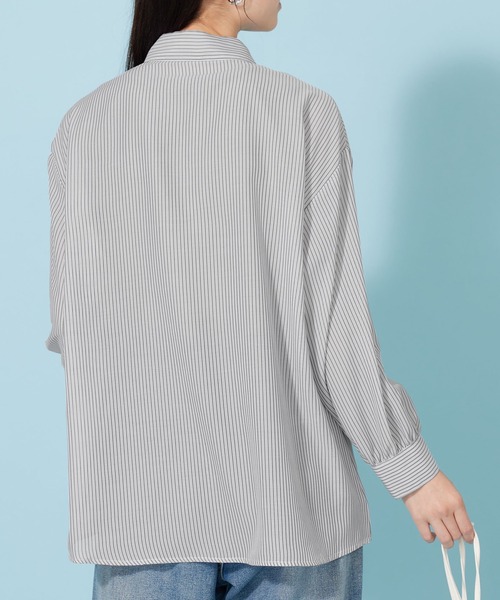 BELLUNA PLUS(ベルーナ)の「シアーストライプ素材ベーシックシャツ(シャツ/ブラウス・レディース・ネイビー系/グレー/ブルー・LARGE/MEDIUM/X-LARGE)」の18枚目の写真