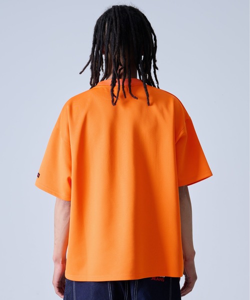 FUBU（ フブ）の「FUBU フブ ブランド カレッジ ロゴ 刺繍 アメカジ メッシュ レター クルーネック 半袖 Tシャツ ティーシャツ（Tシャツ/カットソー・メンズ・ブラック/オレンジ/ホワイト・M/L/XL/XXL）」の4枚目の写真