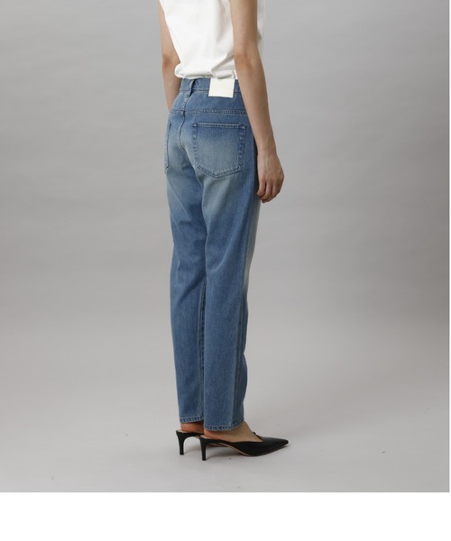 CINOH（チノ）の「HI-WAIST SLIM STRAIGHT（デニムパンツ・レディース・ダークブルー/ライトブルー・24/25/26）」の15枚目の写真