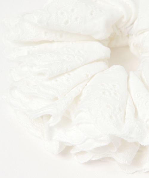 LOWRYS FARM（ローリーズファーム）の「スカラップＢＩＧシュシュ　 573176（シュシュ・レディース・ホワイト/ブラック/ブルー/レッド/ブラウン・FREE）」の6枚目の写真