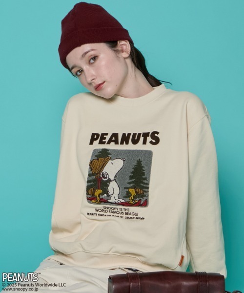 KRIFF MAYER Lady's Collection（クリフメイヤーレディースコレクション）の「サガラ刺繍スヌーピー裏起毛スウェット（スウェット・レディース・チャコール/パープル/レッド/カラフル/ナチュラル・MEDIUM/LARGE）」の2枚目の写真