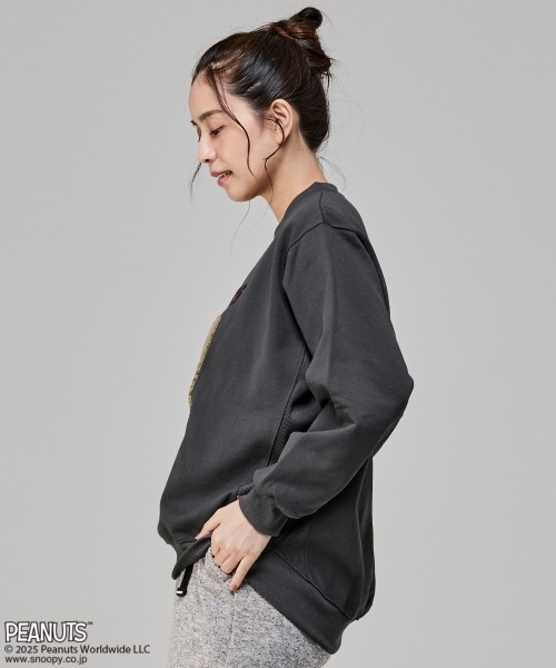 KRIFF MAYER Lady's Collection（クリフメイヤーレディースコレクション）の「サガラ刺繍スヌーピー裏起毛スウェット（スウェット・レディース・チャコール/パープル/レッド/カラフル/ナチュラル・MEDIUM/LARGE）」の9枚目の写真