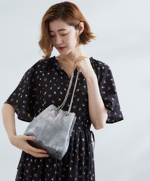 grove（グローブ）の「アソートチェーン巾着ショルダー（ショルダーバッグ・レディース・シルバー系その他5/ブラック系/シルバー・00）」の3枚目の写真