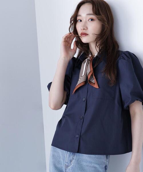 NATURAL BEAUTY BASIC(ナチュラルビューティーベーシック)の「◇スカーフ付バルーンスリーブシャツ(シャツ/ブラウス・レディース・オフホワイト/ワイン/ネイビー・FREE)」の1枚目の写真