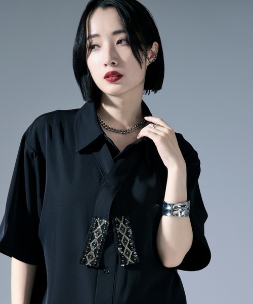 Ellno Loset(エルノロゼット)の「ノーブルビジューボウタイツキトロミシャツ(シャツ/ブラウス・メンズ・オフホワイト/ブラック/ブルーグレー・SMALL/MEDIUM/LARGE)」の4枚目の写真