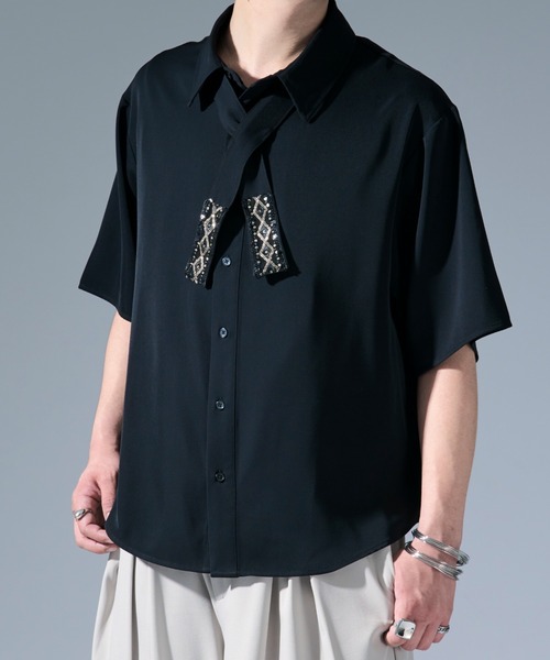 Ellno Loset(エルノロゼット)の「ノーブルビジューボウタイツキトロミシャツ(シャツ/ブラウス・メンズ・オフホワイト/ブラック/ブルーグレー・SMALL/MEDIUM/LARGE)」の5枚目の写真